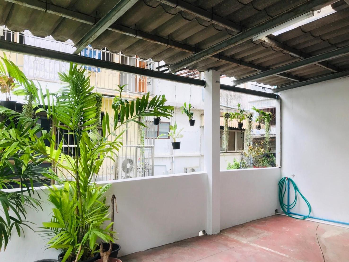 Silom Guesthouse Bangkok Exterior photo