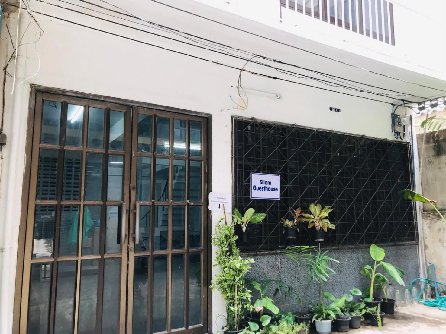 Silom Guesthouse Bangkok Exterior photo