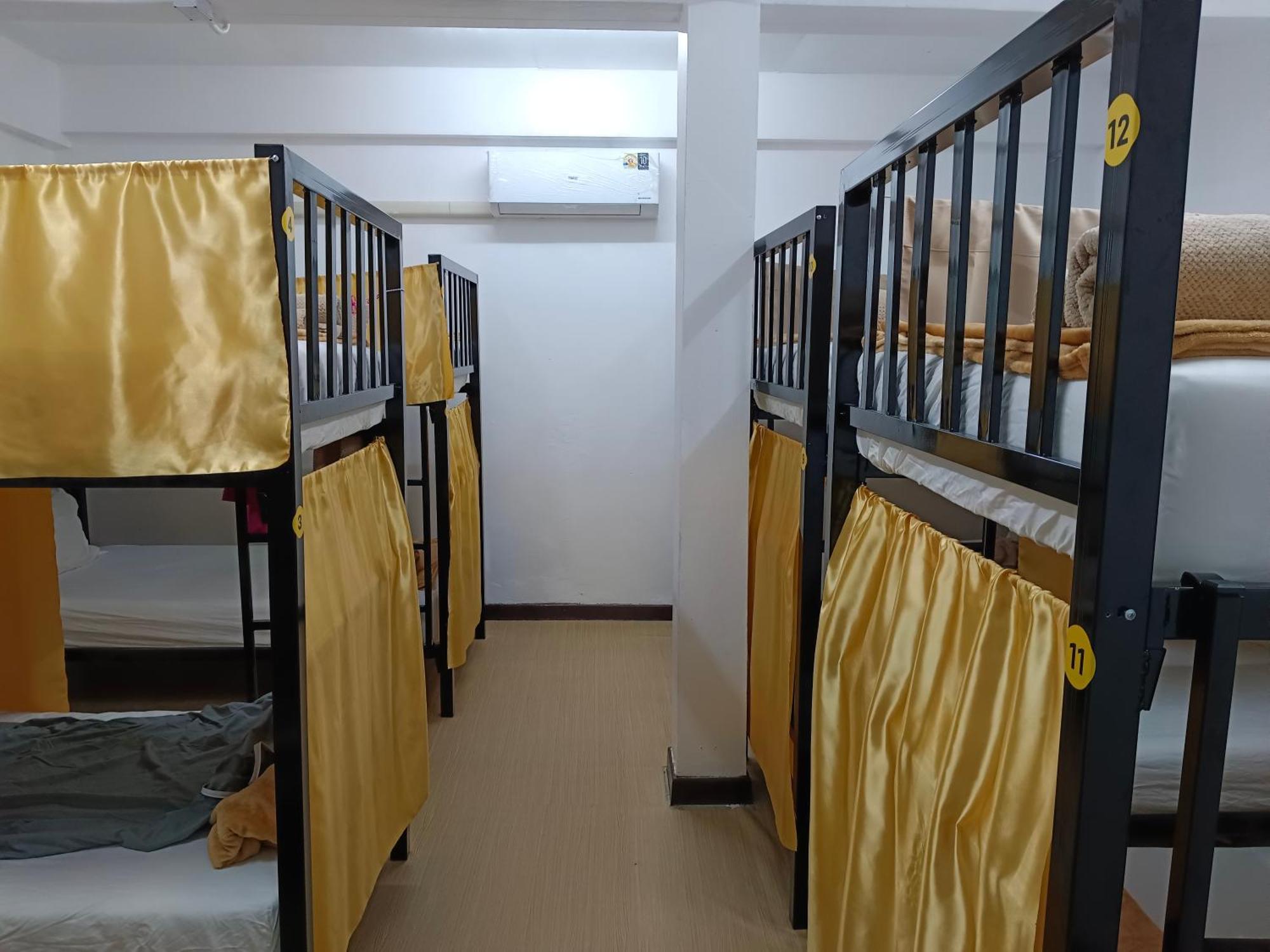 Silom Guesthouse Bangkok Exterior photo